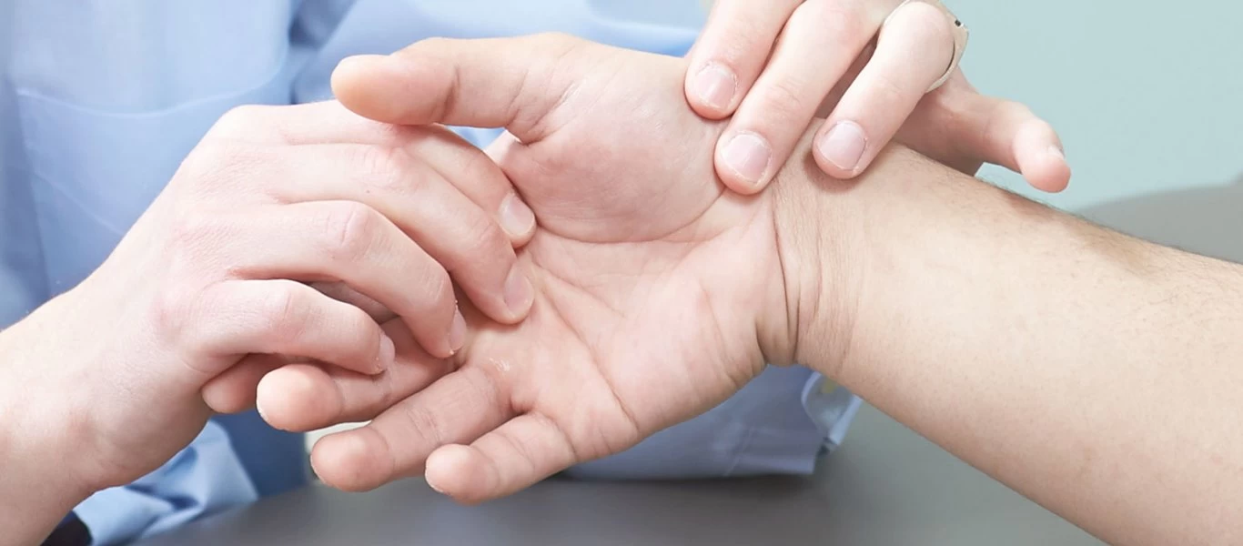 Αυτά είναι τα συμπτώματα προκαλεί η ρευματοειδής αρθρίτιδα στις αρθρώσεις
